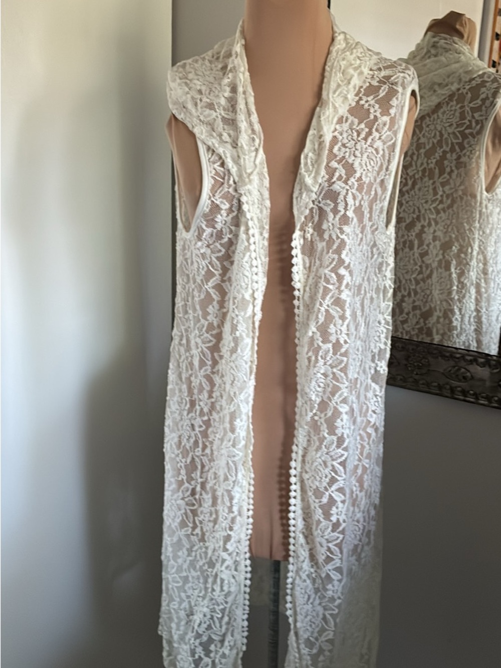 BEACH COVER SLEEVELESS WITH HOOD, WHITE LACE SIZE EXTRA LARGE 23X GOOD CONDITION